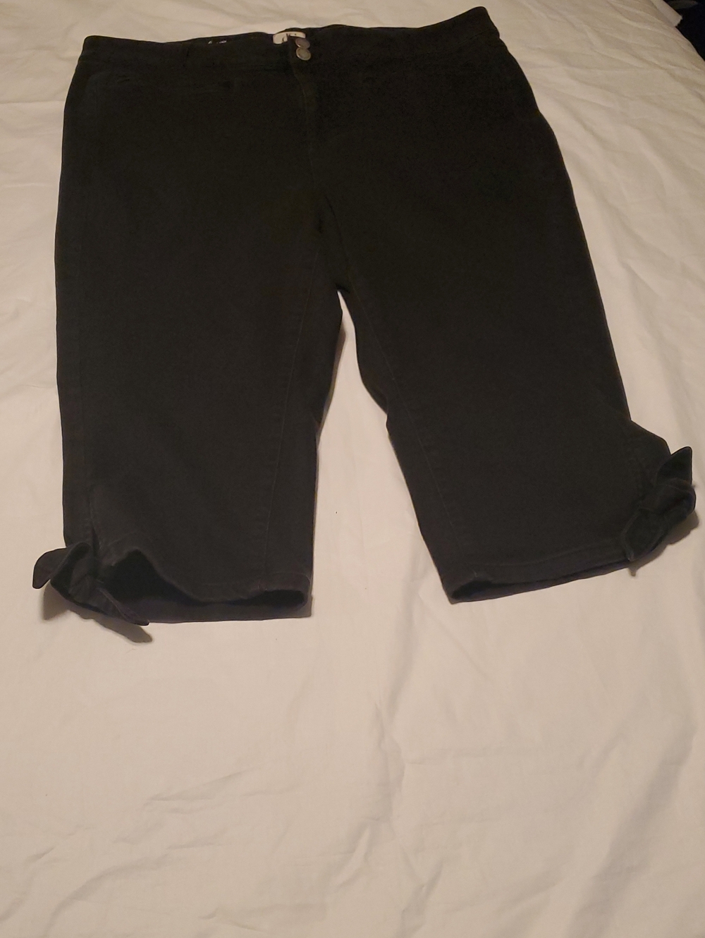 Women's size 20 Black d/C Jeans Capri Pants with Side Bows